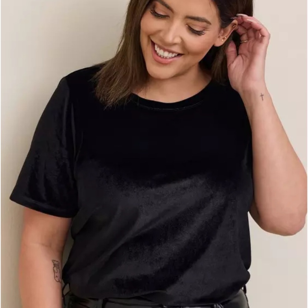Torrid Womens Deep Black SS Stretch Solid Crew Neck Velvet Knit Tee Top 6 6X 30